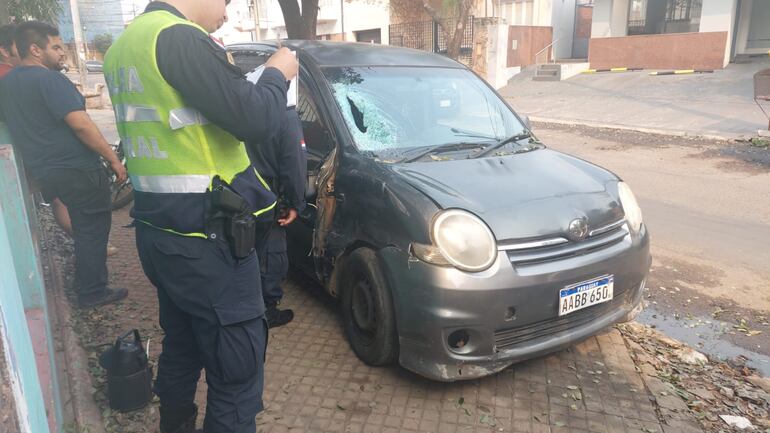 Así se encontró el Toyota Sienta involucrado en un accidente de tránsito registrado sobre la avenida Mariscal López y Venezuela. El conductor, quien trabajaba como para la plataforma Bolt, se dio a la fuga.