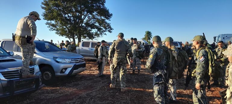 Agentes especiales de la Senad y de la Policía Federal de Brasil, con el apoyo de múltiples organismos de seguridad, realizan incursiones para destruir plantaciones de marihuana en campos de Amambay.