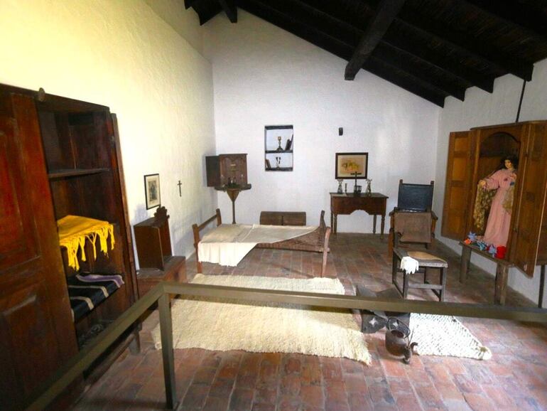 Muebles, imágenes sacras y utensillos antiguos se mantienen intactos en la Casa Oratorio Cabañas de Caapucú.