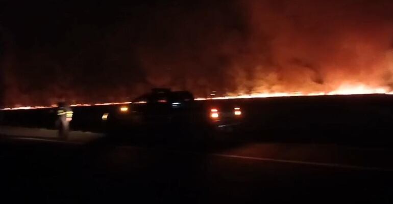 El incendio pastizal de gran magnitud registrada al costado de la Ruta Py 02.