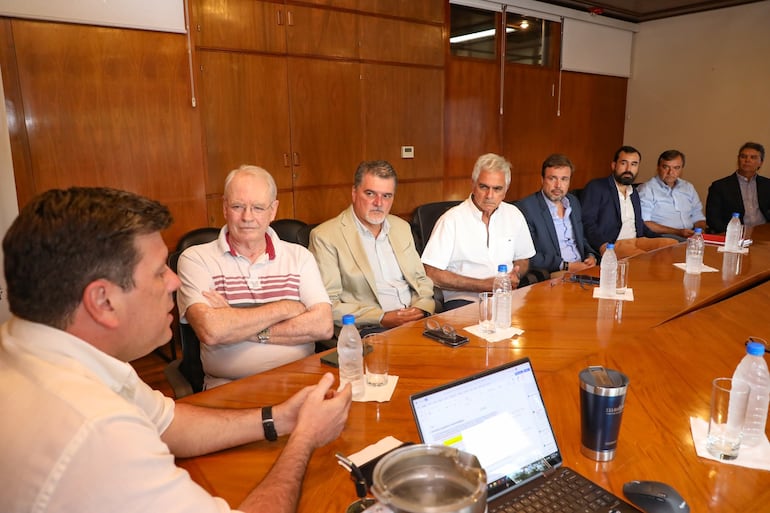 La reunión del ministro de Industria y Comercio, Gustavo Giménez, con representantes del sector productivo, a finales del mes de enero, en la que se habló del reglamento 1115/23 de la UE.