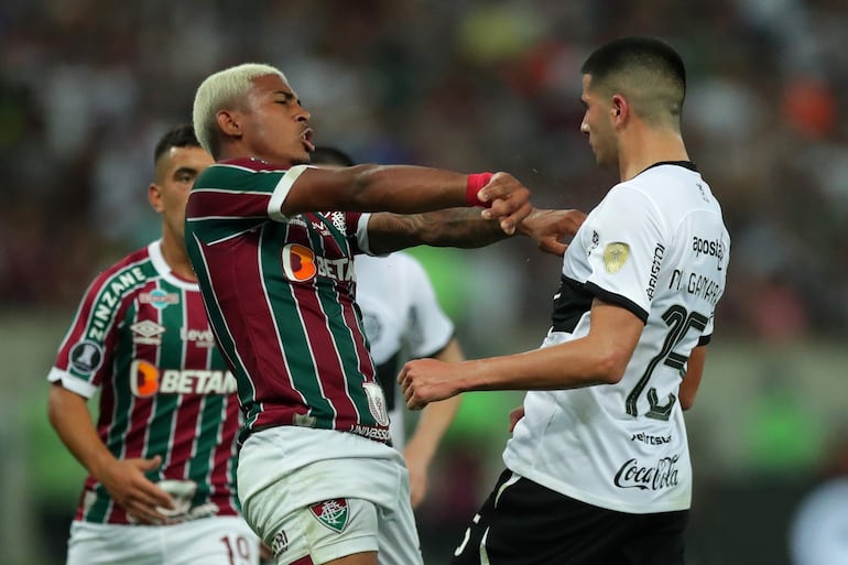 John Kennedy (i), jugador de Fluminense, discute y empuja a Mateo Gamarra, futbolista de Olimpia, en un partido de los cuartos de final de la Copa Libertadores en el estadio Maracaná, en Río de Janeiro, Brasil.