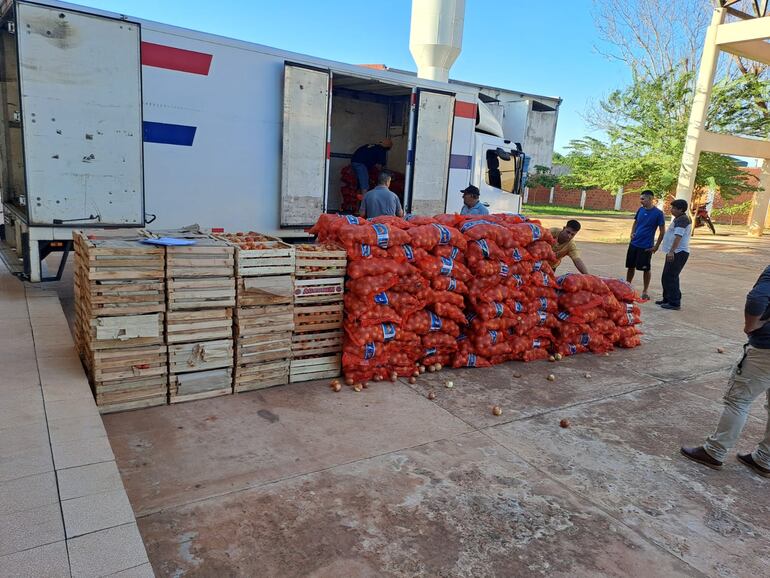 Productos decomisados durante operativo de funcionarios de la Dirección Nacional de Ingresos Tributarios (DNIT), en Yby Yaú.