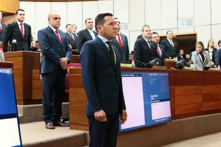 Javier Vera, alias Chaqueñito, el día que juró en el Senado ingresando por el Partido Cruzada Nacional, hoy anuncia su pase oficial a Honor Colorado.