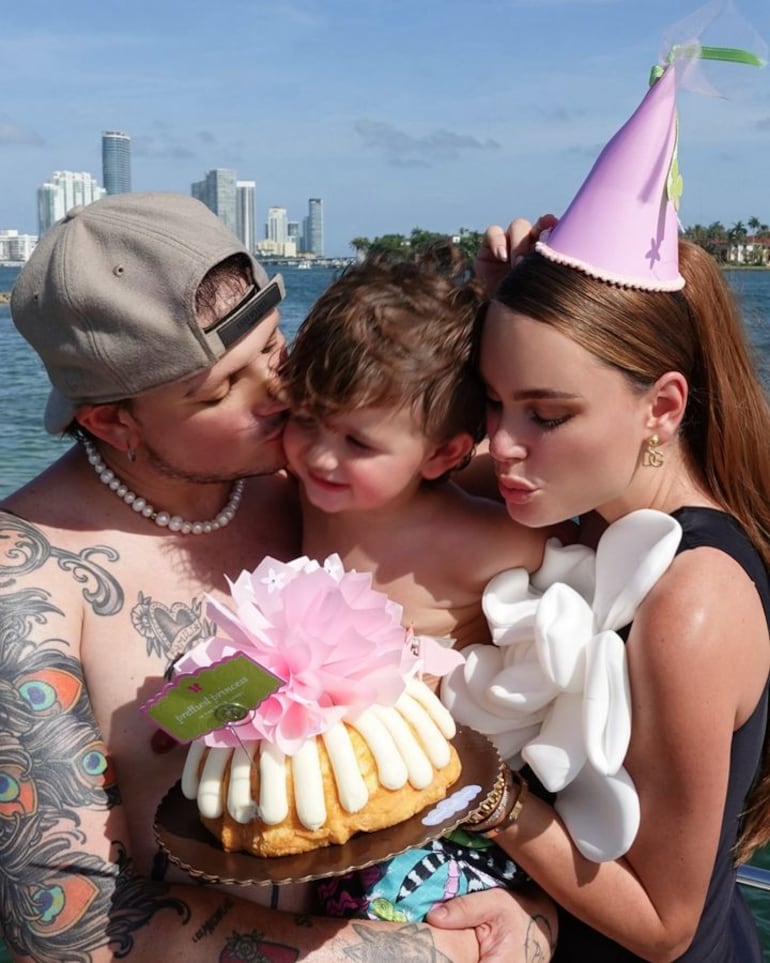 Stephi Stegman celebrando su cumple junto a sus dos amores: Pablo Mejía y Brunito. (Instagram/Stephania Stegman)