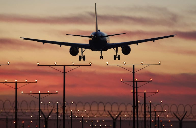 Un avión de Delta Airlines desciende en Los Ángeles. (archivo)