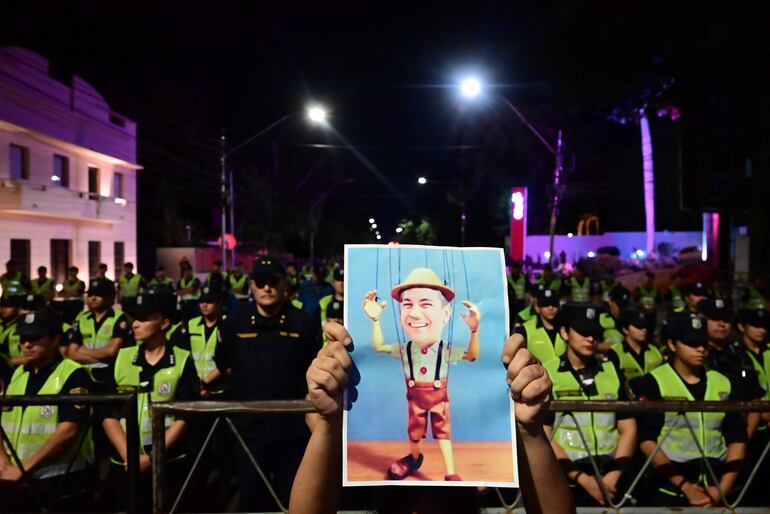 Uno de los carteles dedicados al presidente "títere" Santiago Peña.