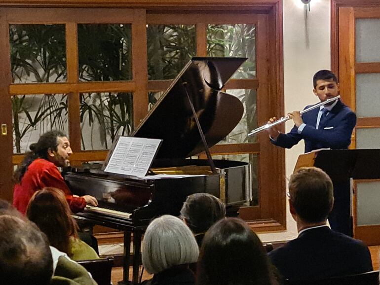 28-09-2023 MARTA ESCURRA Concierto del pianista frances Nima Sarkechik y del flautista paraguayo Juan Gerardo Ayala en la embajada de Francia. Para Sociales. 28 de septiembre de 2023.