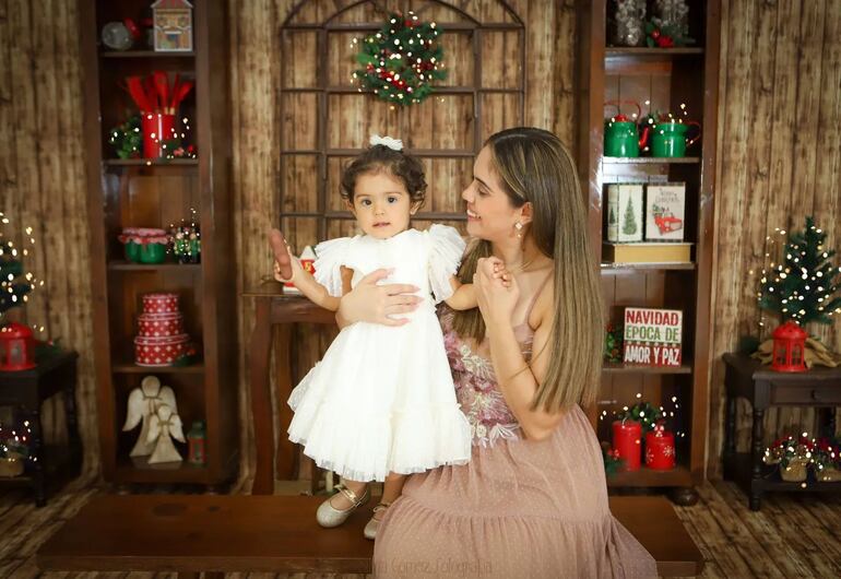 ¡Pura ternura! Aitana con su mami Kiara Aguilar. (Instagram/Kiara Aguilar)