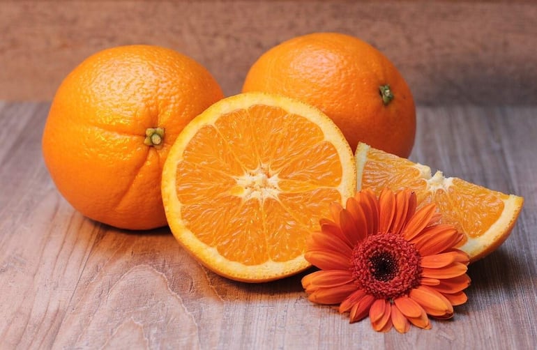 Las frutas cítricas como la naranja, fortalecen el sistema inmunológico, son fuente importante de vitaminas y minerales y aportan muchos otros beneficios para la salud.