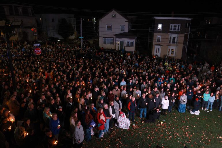 Una vigilia en Lewiston recuerda a los fallecidos por el tiroteo más grave del año en EEUU