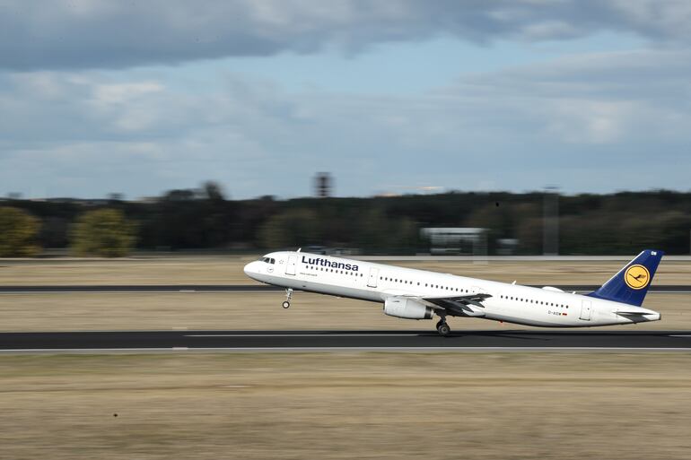 Los pasajeros de Lufthansa podrán enviar y recibir fotos y mensajes ilimitados en pleno vuelo desde enero de 2024. La aerolínea alemana comunicó que ofrecerá este servicio para vuelos de corta y mediana distancia.