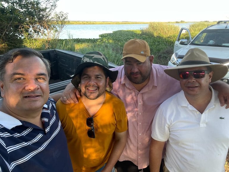 Los diputados Carlos Arrechea (i), Juan Maciel, Jatar Fernández y Francisco Petersen, en Ayolas.