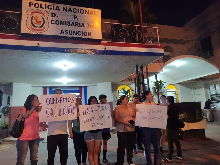 Padres y alumnos de un colegio de Asunción se manifestaron frente a la Comisaría 7ª en protesta por una presunta estafa que los dejo sin fiesta de colación.