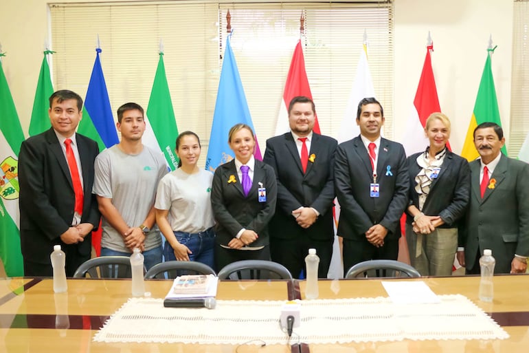 Autoridades departamentales y representantes de establecimientos turísticos de Guairá durante el lanzamiento de la expo turismo. 