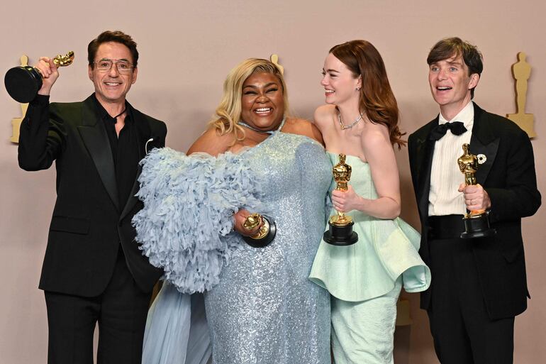 Robert Downey Jr., Da'Vine Joy Randolph, Emma Stone y Cillian Murphy, posando con sus galardones en la sala de prensa.