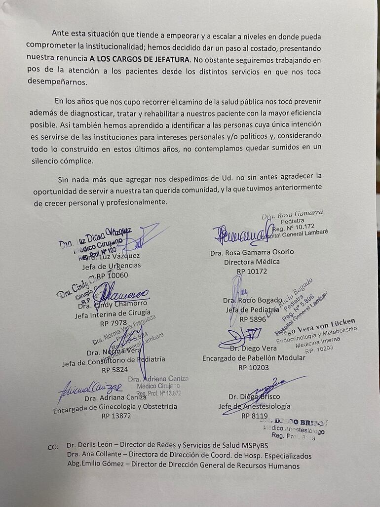 Nota de renuncia de 8 médicos a sus cargos de jefatura en el Hospital de Lambaré.