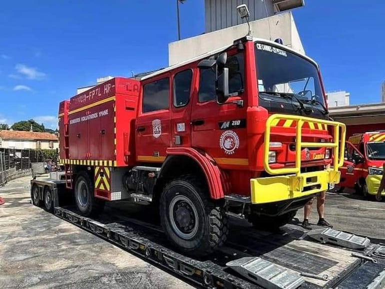 Este es uno de los vehículos que fueron donados por una fundación francesa al Cuerpo de Bomberos de Ypané.