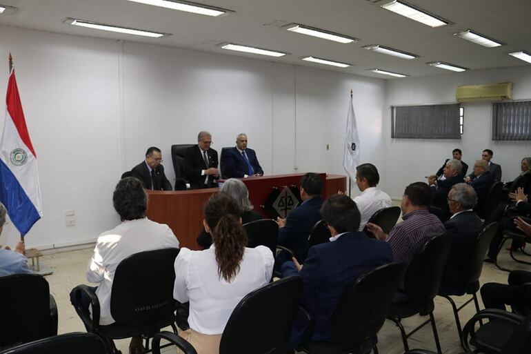 El fiscal general Emiliano Rolón Fernández en la reunión con representantes de varios gremios.
