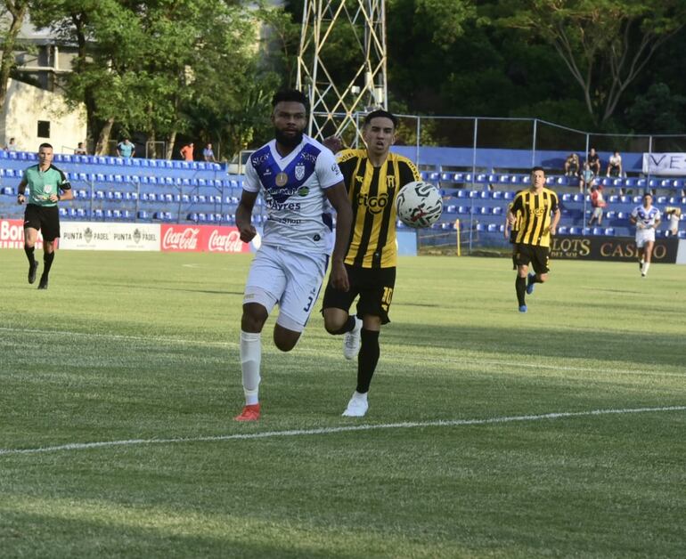 Thomas Gutierrez (Ameliano) pelea el balón con Romeo Benítez (Guaraní).