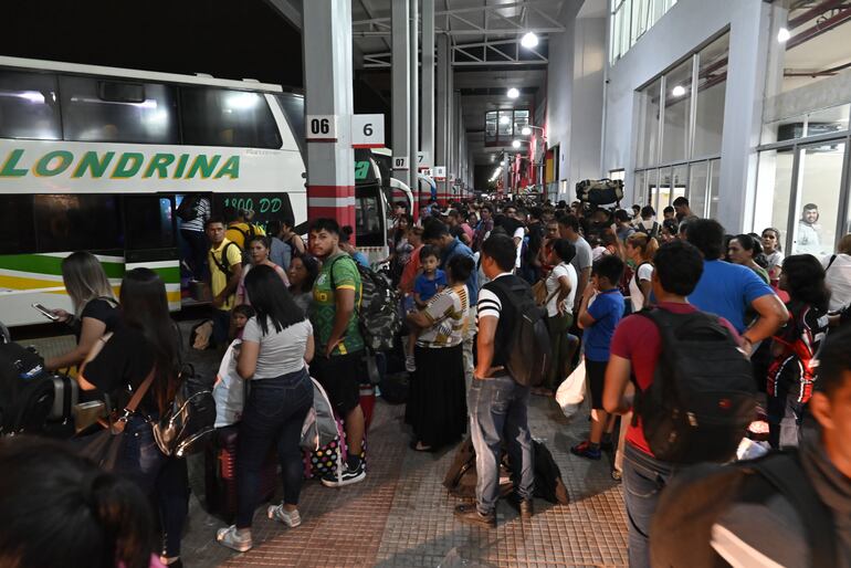 Masivo es el movimiento de pasajeros en la Estación de Buses de Asunción.