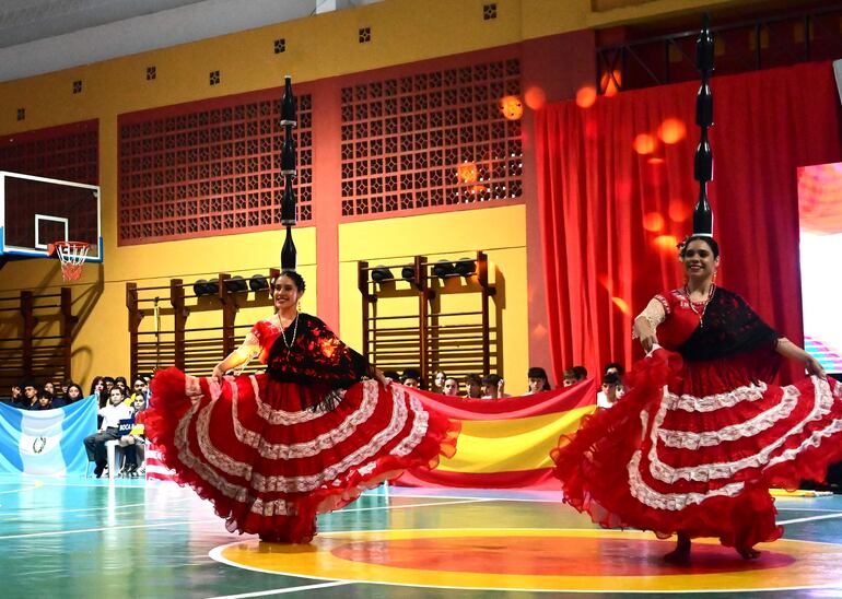 La danza de la botella fue el momento cumbre durante la presentación artística de la inauguración.