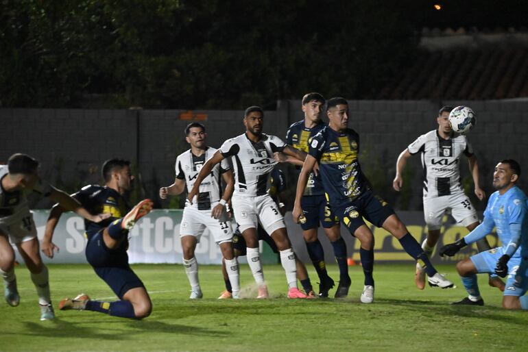 Momento exacto en el que el balón es desviado por César Benítez y pasa por encima del arquero Sergio Samudio.