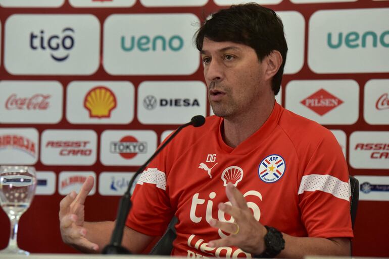 El argentino Daniel Garnero, entrenador de la selección paraguaya, en la conferencia previa al partido contra Bolivia por las Eliminatorias Sudamericanas al Mundial 2026. 
