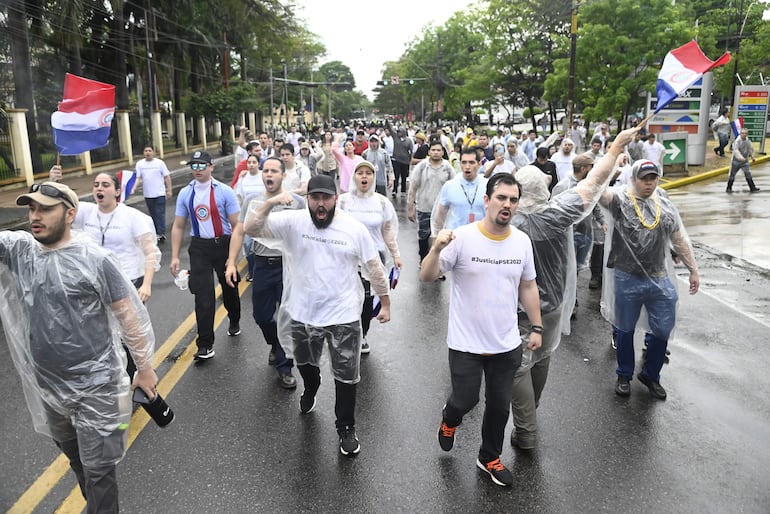 Manifestantes protestan por los despidos en Itaipú el jueves por la tarde, frente a Mburuvicha Róga, en Asunción.