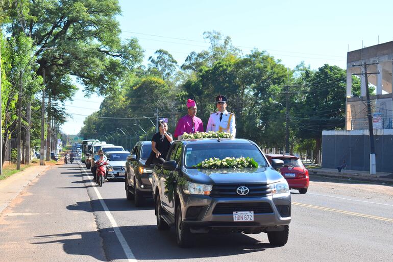 En caravana y en una camioneta llega Mons. Miguel Ángel Cabello a la ciudad de Villarrica para tomar posesión como obispo del lugar.