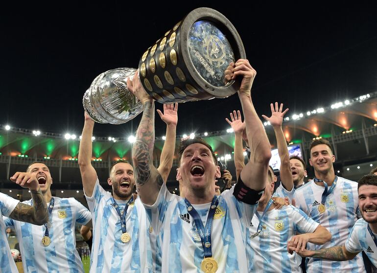 Los jugadores de la selección argentina celebran con el trofeo de campeón la conquista de la Copa América 2021 después de superar a Brasil en la final en el estadio Maracaná, en Río de Janeiro, Brasil.