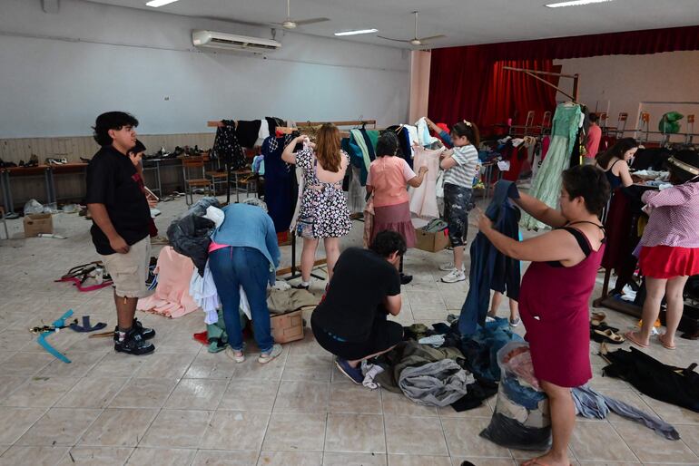 Compradores buscan ropas ofertadas en la feria de Corazones Abiertos.