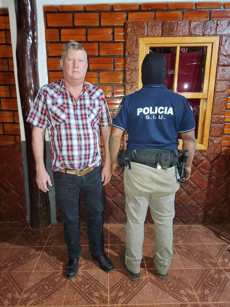  Elwen Zacharías, tras ser detenido en su casa de San Pedro.