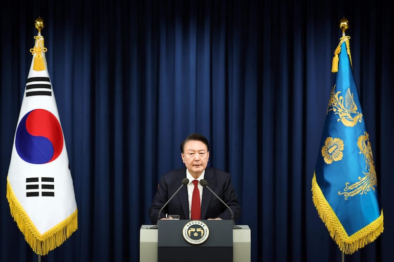 El presidente surcoreano, Yoon Suk-yeol, levantó hoy, tras una reunión extraordinaria de su gobierno, la ley marcial que había declarado horas antes.