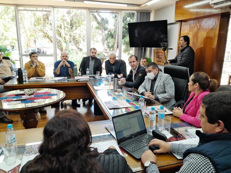 Reunión entre Conaderna y municipalidad de Encarnación.