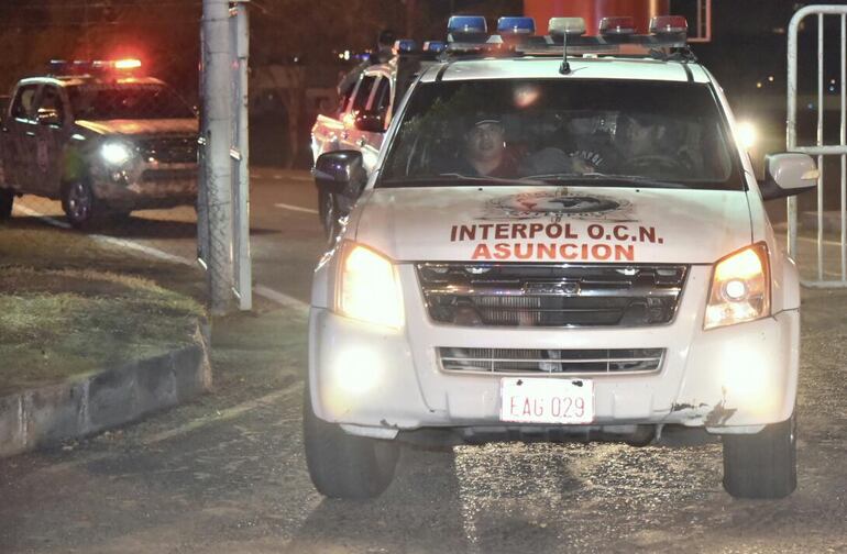 El procesado fue trasladado desde e aeropuerto en una patrullera de la Interpol.