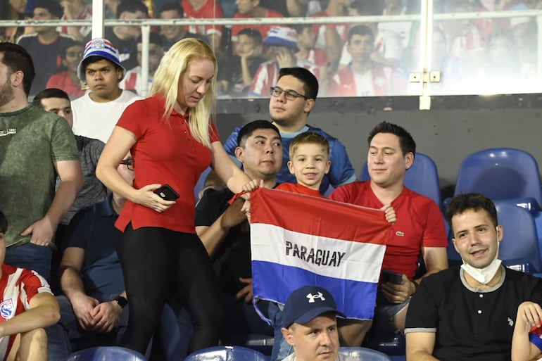 Los aficionados de Paraguay en el estadio Defensores del Chaco en la previa del partido contra Brasil por las Eliminatorias Sudamericanas 2026.