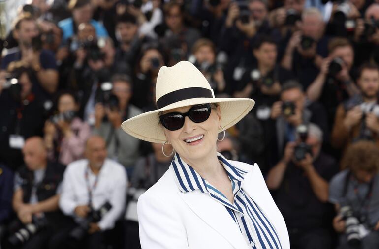 Meryl Streep se llevó todos los flashes a su llegada a la edición número 77 del Festival de Cannes, en Francia. (EFE/EPA/GUILLAUME HORCAJUELO)
