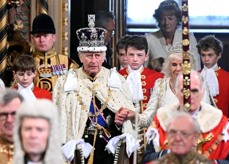 El rey Carlos III, con la corona imperial, y la reina consorte, Camila, con la diadema de George IV, durante la ceremonia de apertura de la sesión legislativa, hoy.  (AFP)
