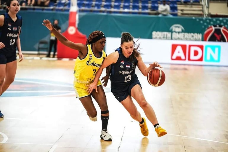 Antonella Luraghi enfrenta a Mayra Caicedo en la derrota  contra la selección de Colombia.