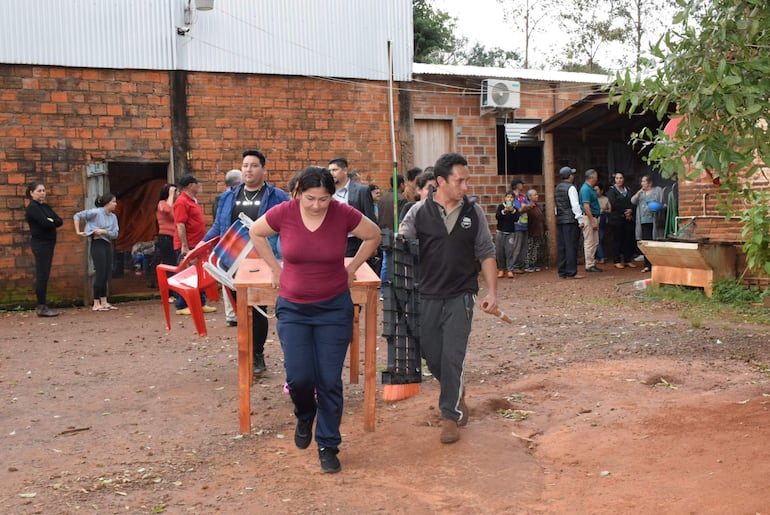 En poco tiempo sacaron las pertenencias de los ocupantes, que dejaron en la calle.