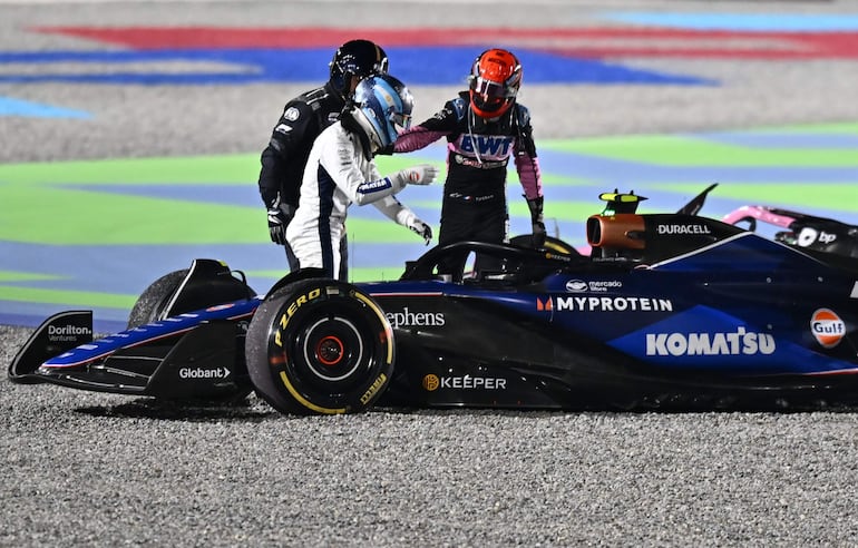 El francés Esteban Ocon (d) pidiendo disculpas al argentino Franco Colapinto tras el incidente en el GP de Qatar.