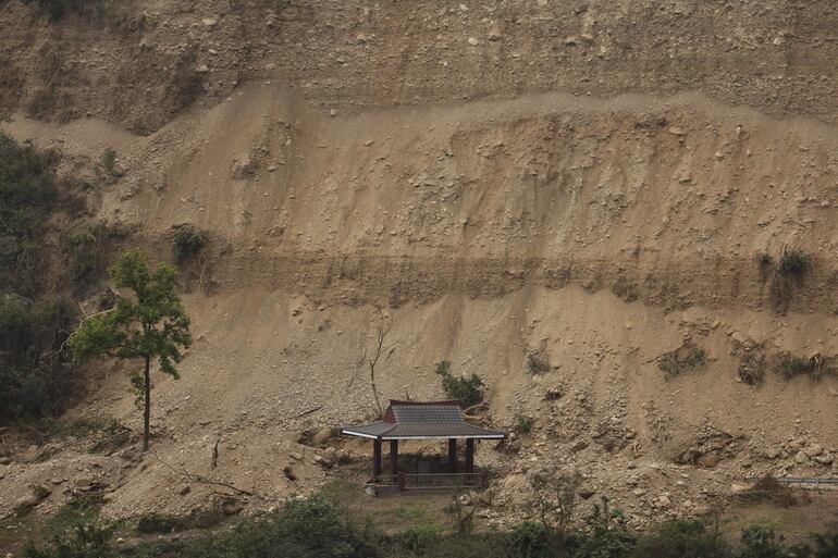 Un pabellón es golpeado por un deslizamiento de tierra en el Parque Nacional Taroko, tras el terremoto del 3 de abril que azotó la isla, en Hualien, Taiwán.