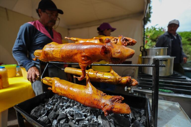 Venta de cuyes en la población de Perucho (Ecuador). 