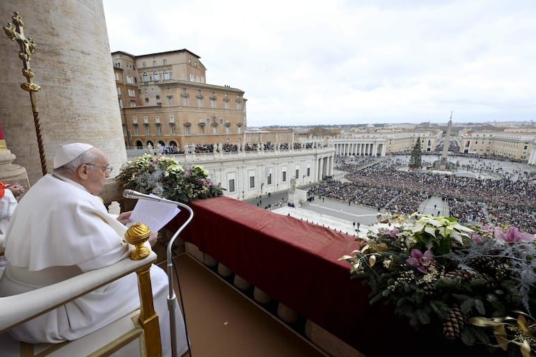 Fotografía cedida por el Vaticano del papa Francisco durante la oración Urbi et Orbi desde el balcón de la basilica de San Pedro, en el Vaticano.