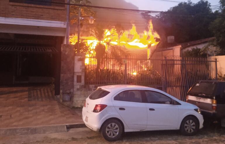 Incendio consumió en su totalidad una vivienda en Lambaré.