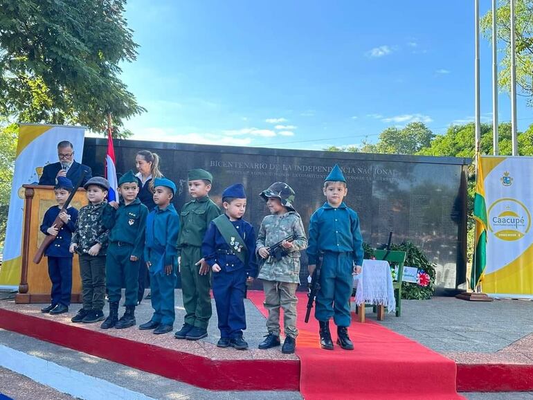 Los niños honraron con orgullo a los excombatientes.