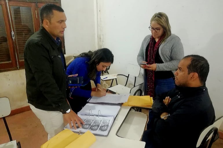 El fiscal Leonardi Guerrero, con la copia de los billetes utilizados para la coima, dialoga con el abogado Luis Méndez.