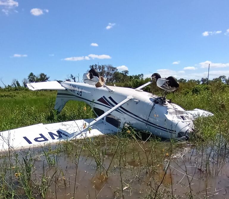 La aeronave que se precipitó a tierra con sus tres ocupantes a bordo. Los mismos fueron rescatados y se encuentran fuera de peligro.