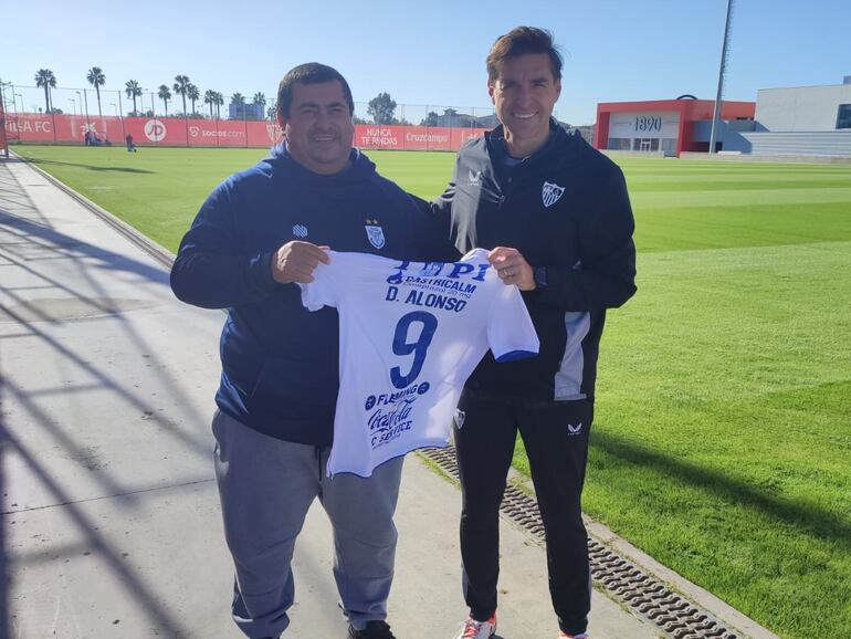 Humberto García, entrenador de Ameliano, y Diego Alonso, ex DT del Sevilla.